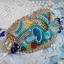 Bracelet Papillon Or Bleu brod&eacute; avec des Cristaux de Swarovski; des gouttes lisses, des facettes, des rocailles et un fermoir en Gold Filled 14 carats
